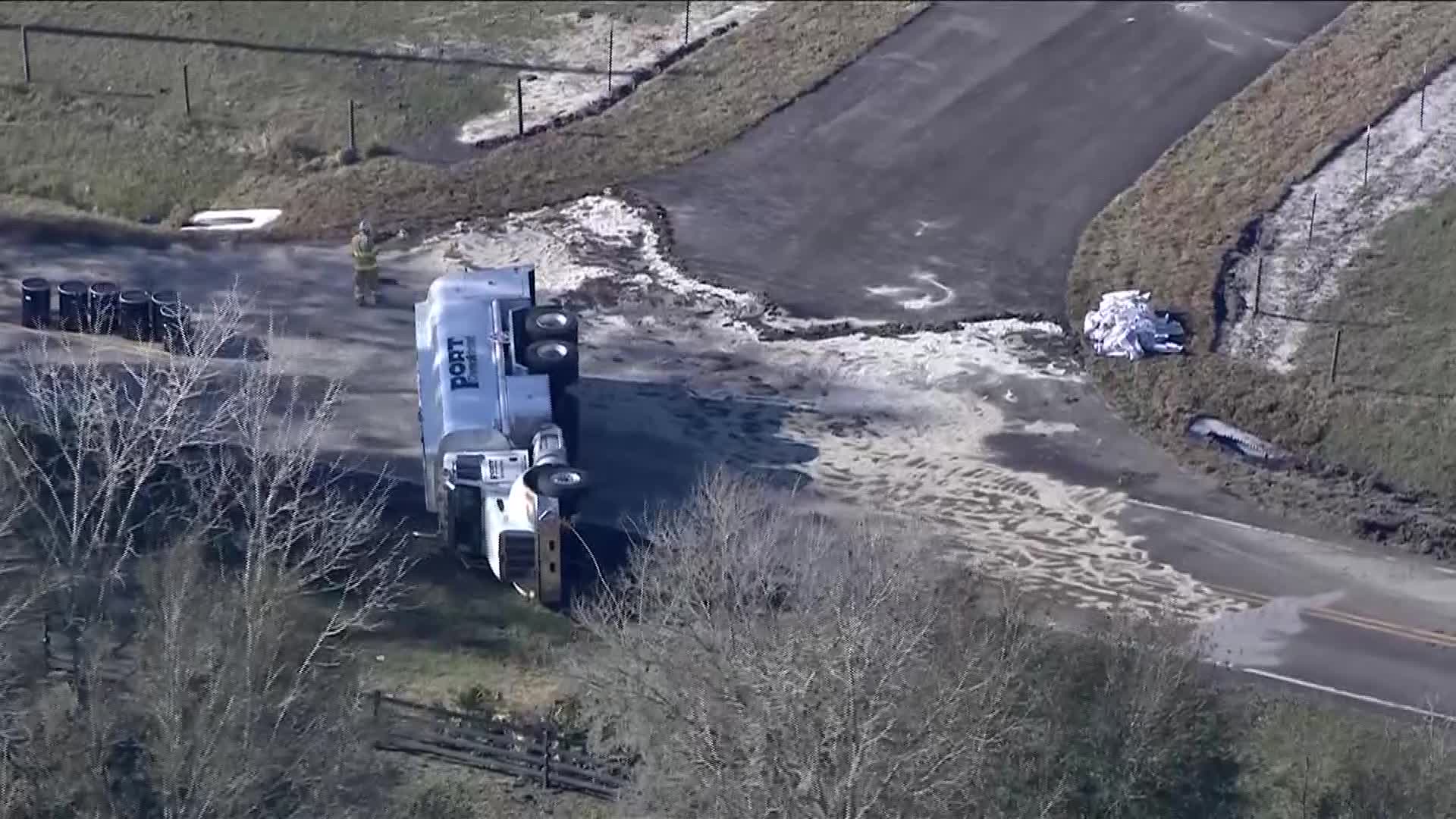 Fuel tanker overturns in Pasco County, spills 700 gallons of diesel – WFLA