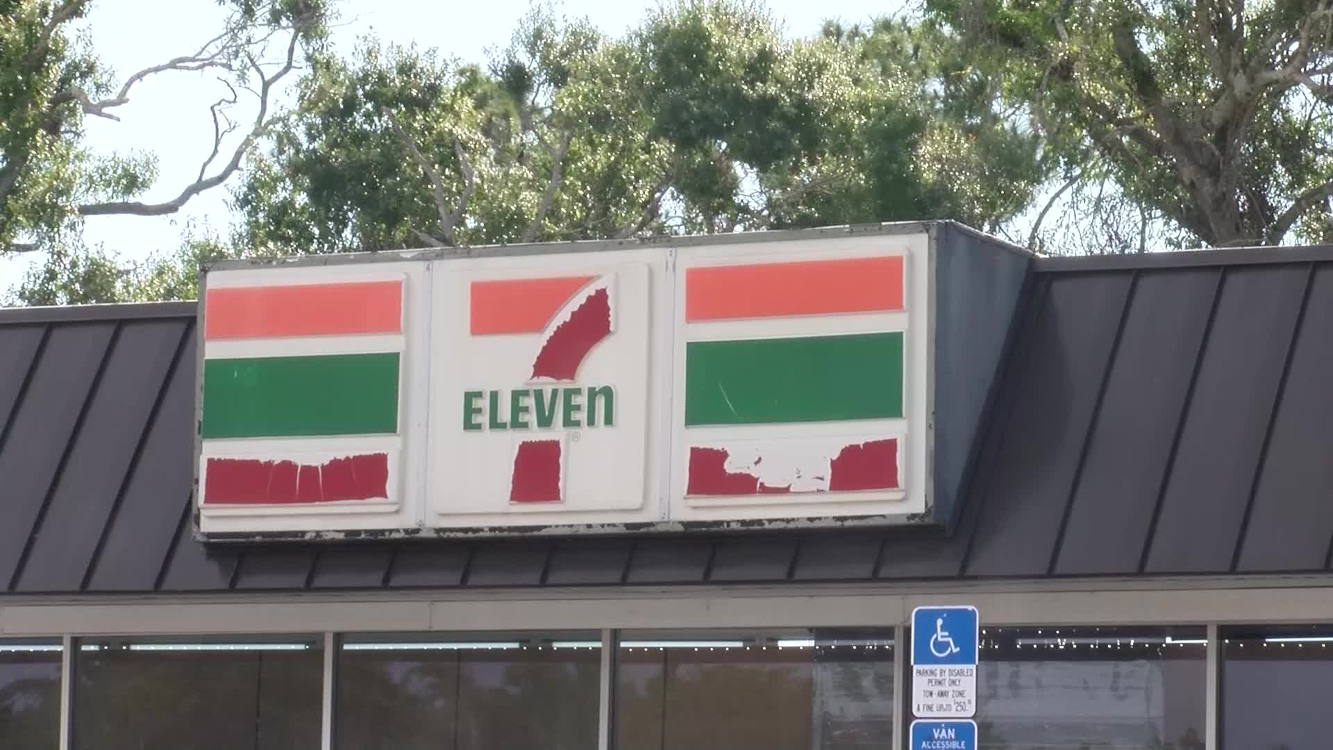 Man arrested after robbing Sarasota 7-Eleven with AR-15 rifle, deputies ...