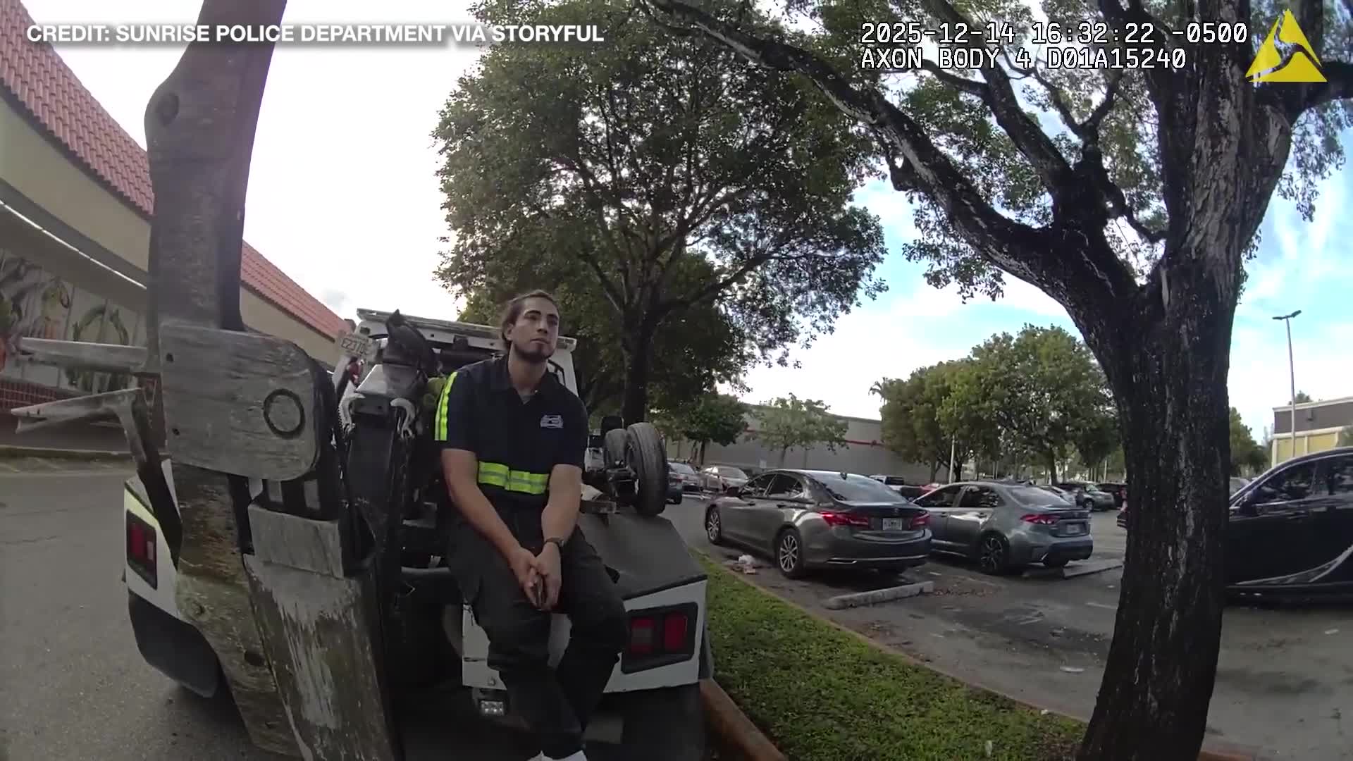 Florida tow truck driver charged after towing car with 4-year-old ...