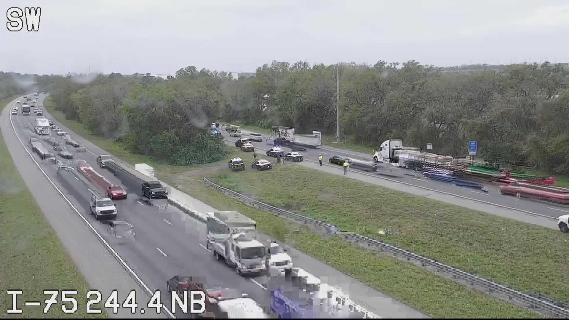 Bradenton man dies after crashing into tree on I-75 – WFLA