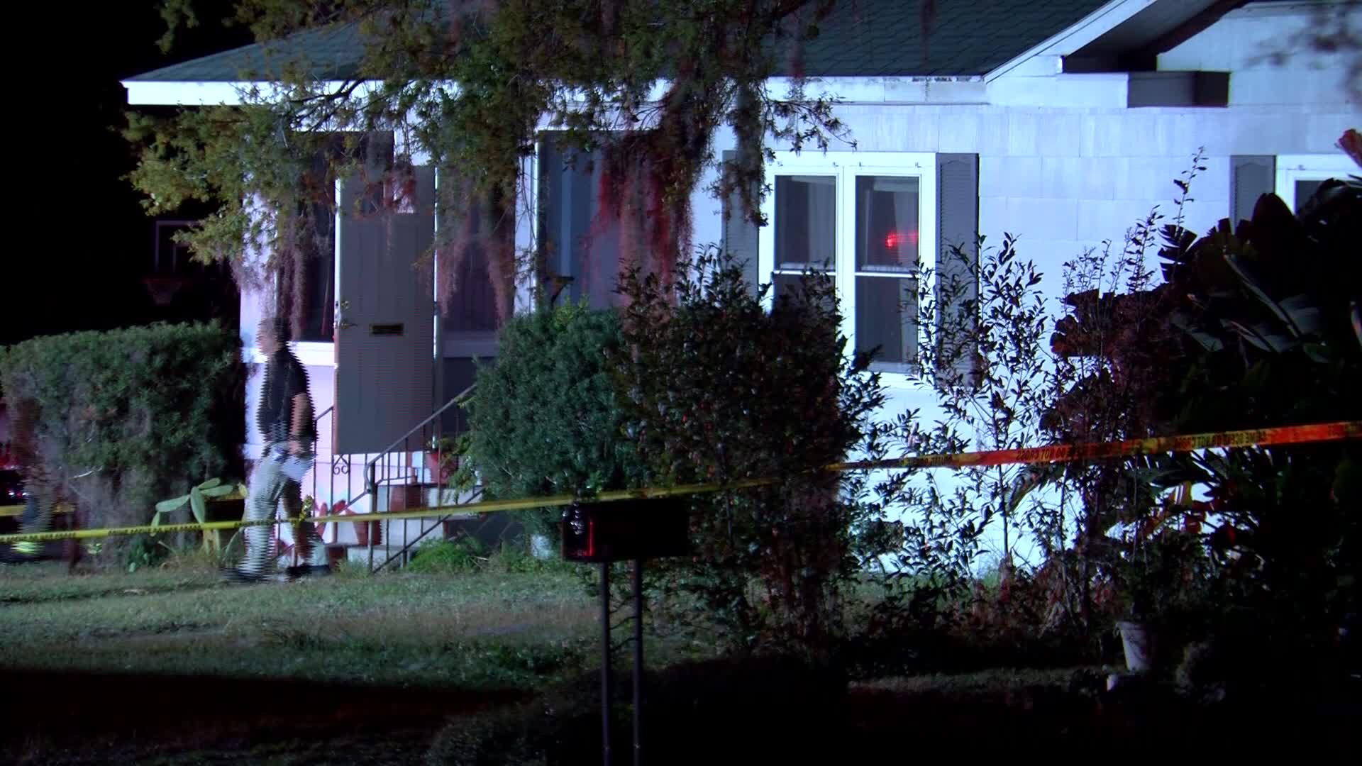 Winter Haven firefighters rescue sleeping mom, 4-year-old daughter from house fire – WFLA