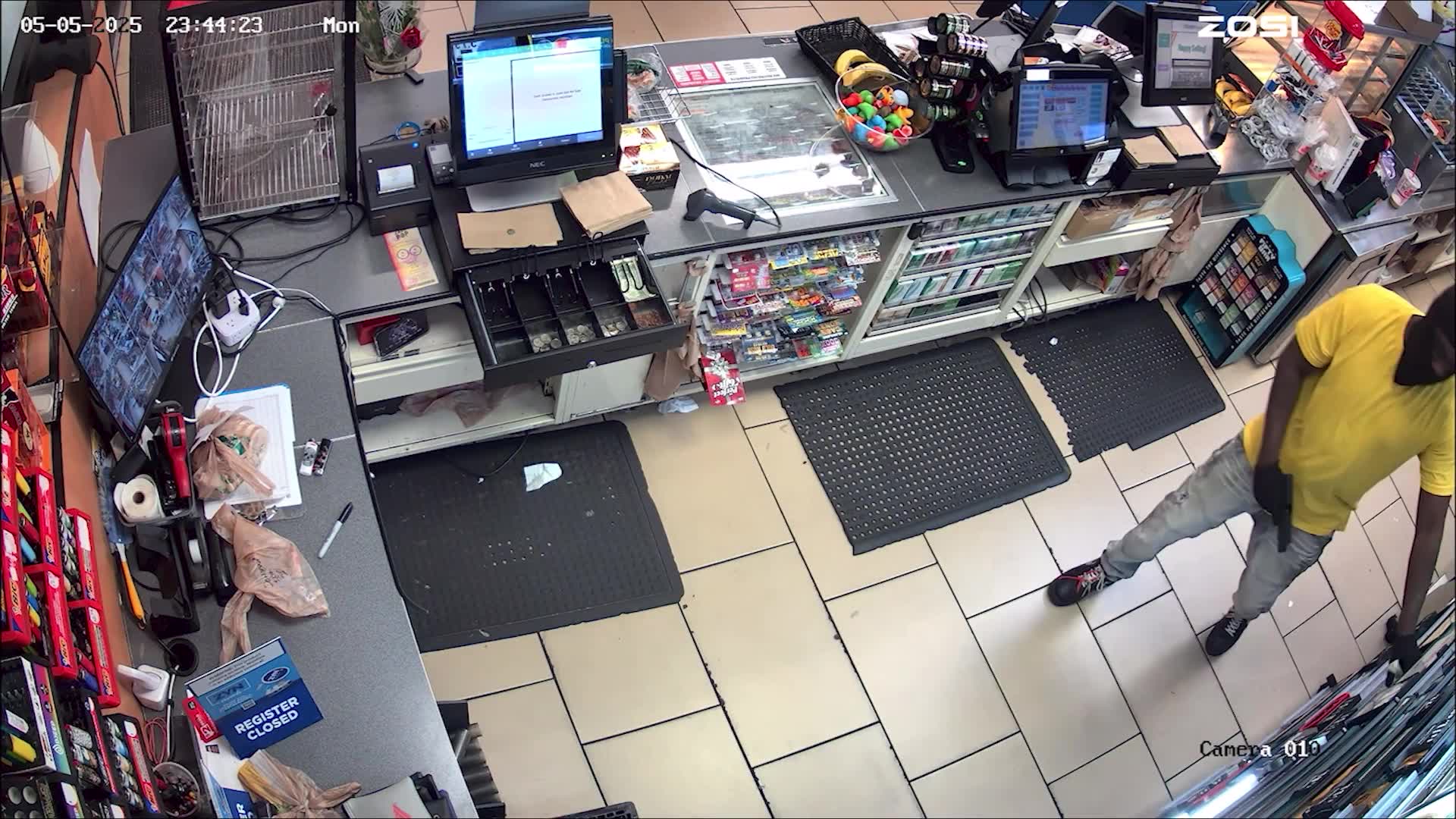 Man wanted after robbing 7-Eleven clerk at gunpoint: police – WFLA