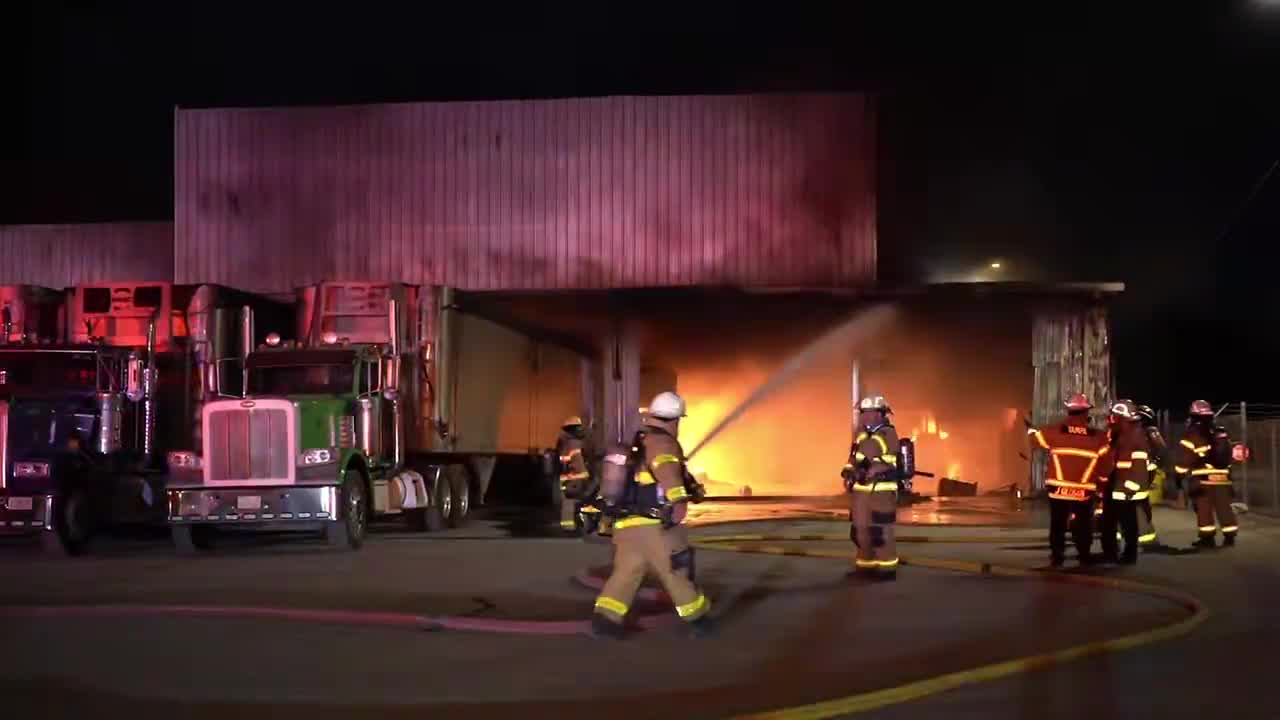 Tampa firefighters battle large blaze at recycling facility – WFLA