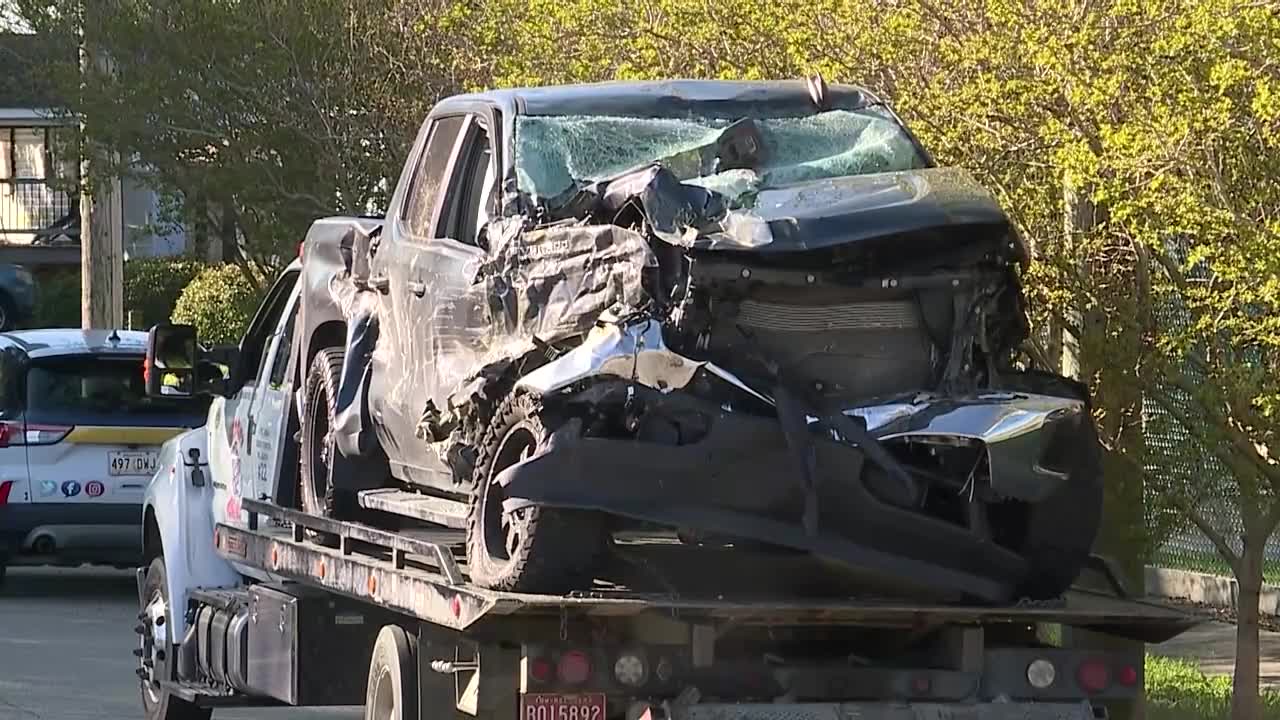 SCENE VIDEO: New Orleans school bus crash leaves pickup truck ...